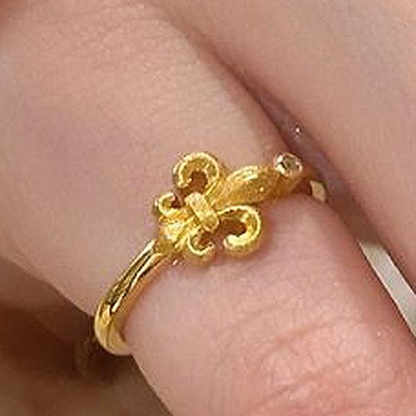 Xiaohongshu Iris Ring: Retro Chinese-Style Gold with Old Craftsmanship for Women, Small & Lightweight Luxury.