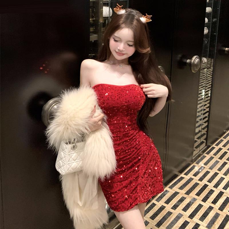 

Женское платье-банда с красными искрящимися вставками M