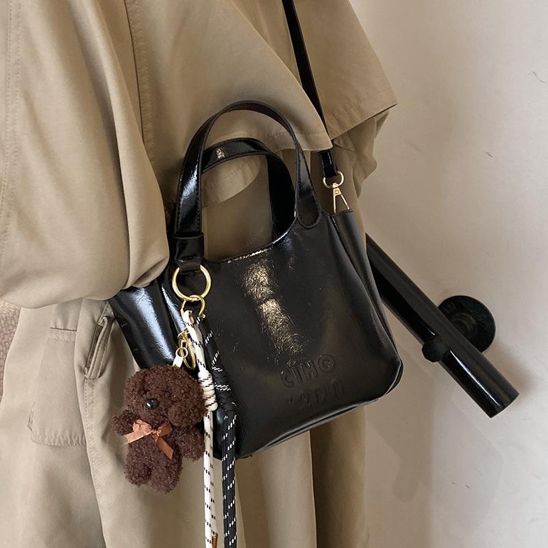 Autumn and Winter Popular Fashionable Korean Niche Simple Portable Bucket Bag Women's Versatile Commuter Senior Sense Messenger Bag