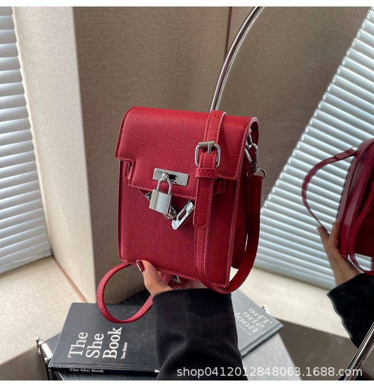

Korean version of foreign style mini mobile phone bag niche design messenger small bag women s 2025 new popular commuter bag червоний