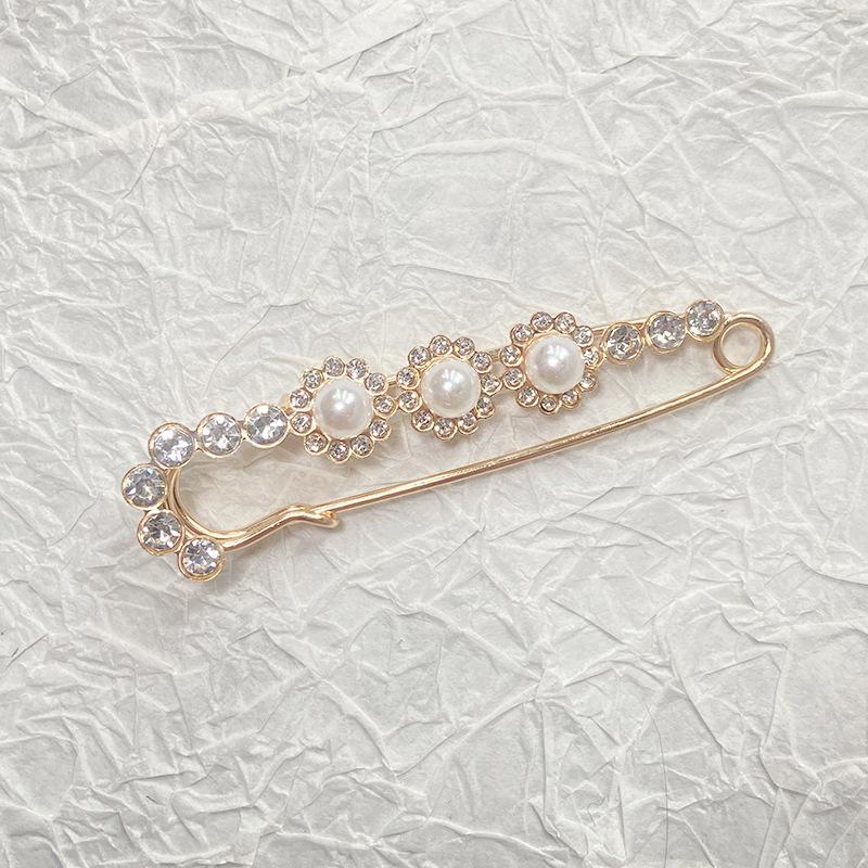 Elegant Diamond-Pearl Studded Brooch for Fashionable Women - Versatile, High-End Accessory with Crystal Accents
