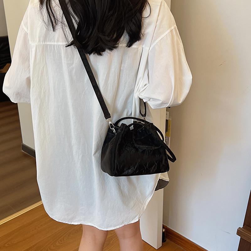 Chic Spring 2024 Fashion Underarm Bag Stylish Commuter Crossbody Bucket Bag For Women