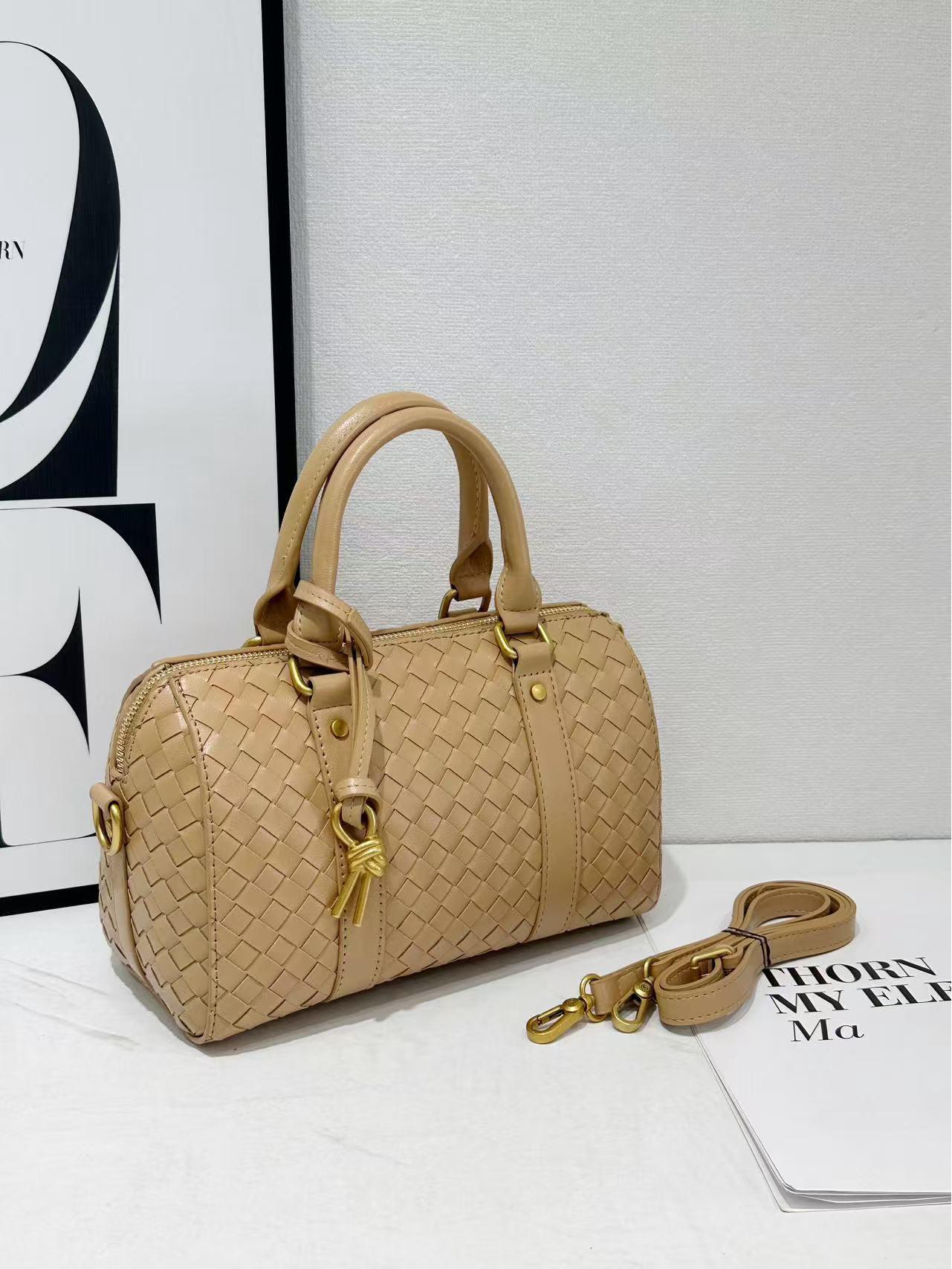 

Плетена сумка з коров ячої шкіри з діамантами, осінь/зима 2025 року: Універсальна сумка для бізнесу, щоденних поїздок, через плече та через плече Conventional packaging (hardware without words) жовтий