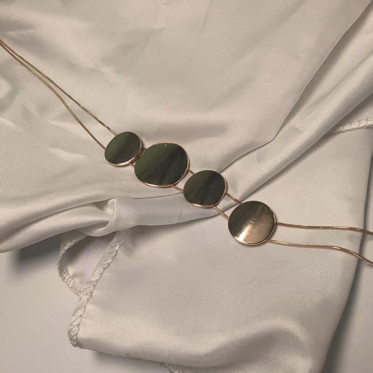 

Simple Geometric Women S Long Necklace, Niche Round Pendant Design, Collarbone Chain, Versatile And High-End Item Decoration золотий жовтий колір