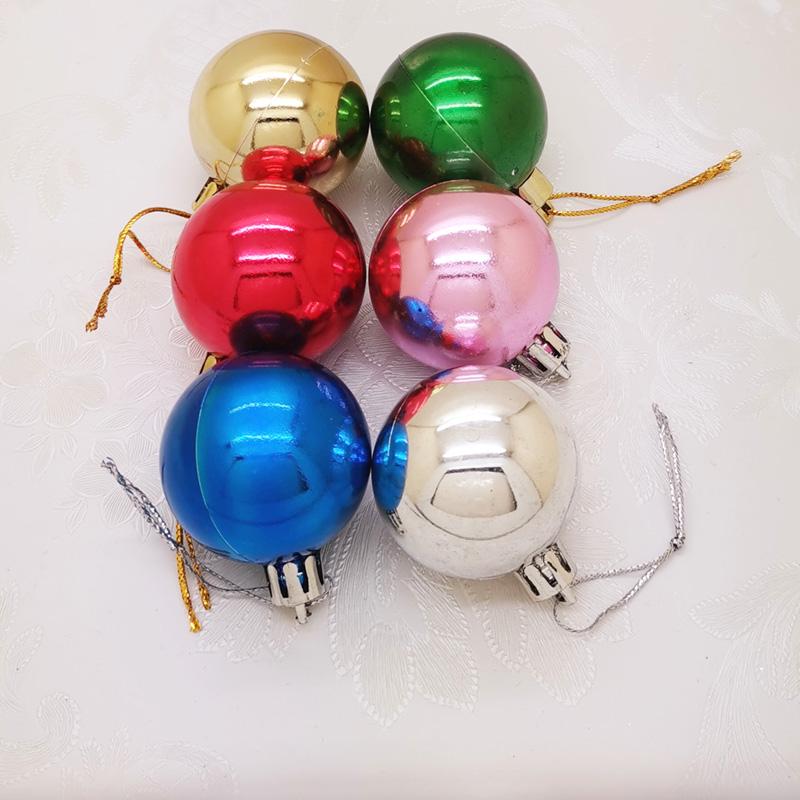 Weihnachtsbaum Ornamente: 6 galvanisierte Dekorationskugeln (7cm, 5cm) in Gold, Silber, Rot und Blau.