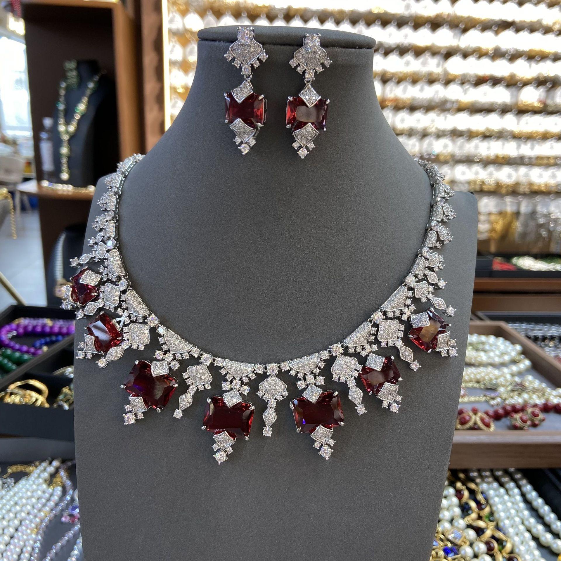 

Ретро-квадратное ожерелье, серьги-гвоздики, женский придворный стиль Гонконга, рубиновая цепочка на ключицу, званый ужин, легкий роскошный темперамент, цепочка на шею Tide