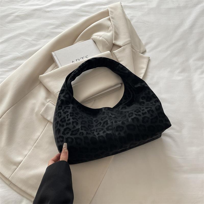 

Today s popular leopard print handbags, crescent bags, textured commuter handbags, high-end bags, women s bags.