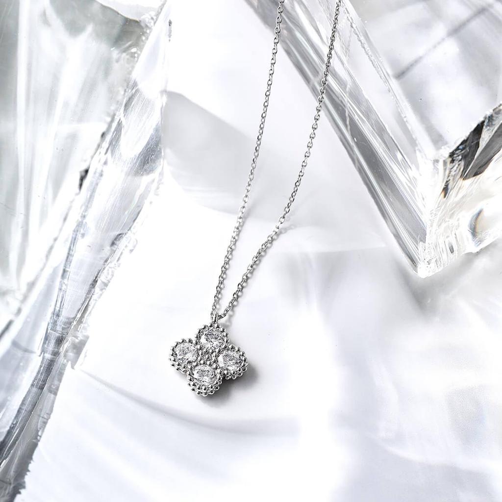 Lieri Magnetic Clover Necklace, One Size Fits All (Approx. 60cm Long), Chain Necklace for Women, Stylish, Cute Jewelry, Hypoallergenic, Birthday Gift