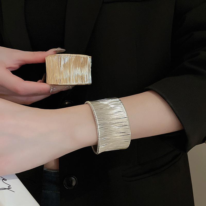 European-American Geometric Metallic Open Bangle: Simple, Versatile, Niche Design Bracelet