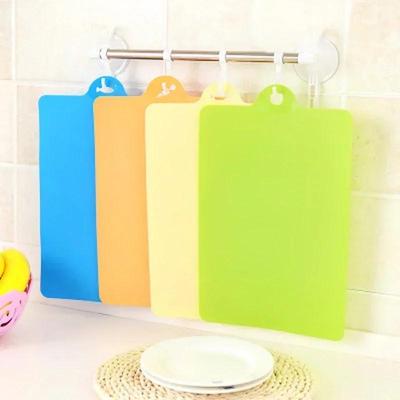 Planche à découper créative en plastique flexible, bloc à découper, couleur aléatoire, accessoires de cuisine, outils de cuisine ménagers