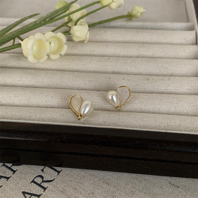 Elegant Retro Heart Pearl Stud Earrings: Stylish, Versatile & Fashionable Jewelry