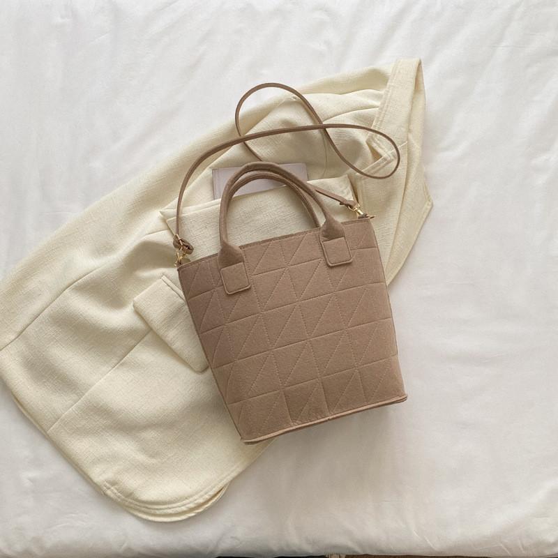 Fashionable Spring 2023 Womens Shoulder Bag Trendy Felt Bucket Bag With Inner Patch Pocket