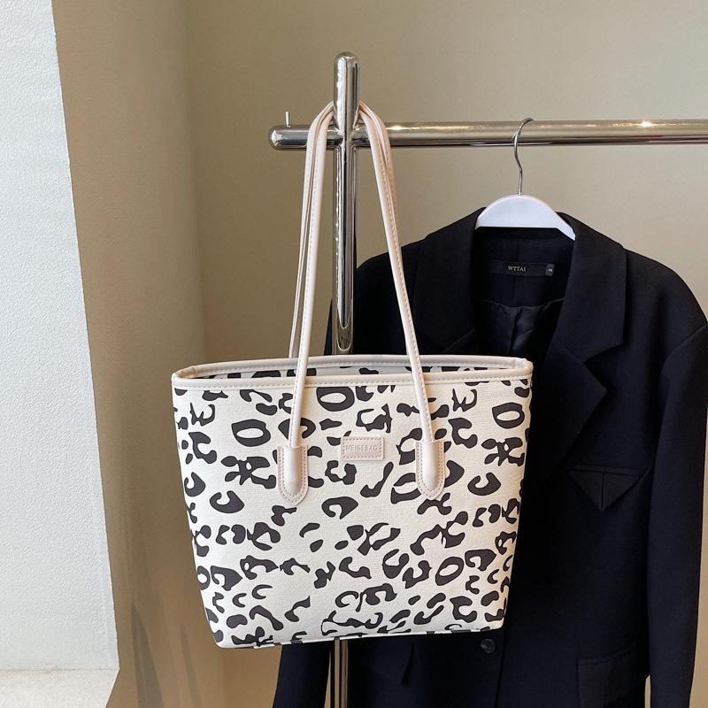 

Large-capacity bag women s new summer versatile leisure shoulder college student class commuting tote bag