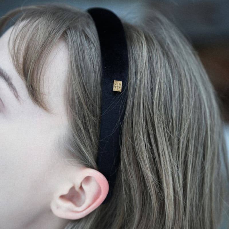 

ФОЛНУА КВАДРАТНЫЙ ЛОГОТИП ВЕЛЮРОВАЯ ПОВЯЗКА ДЛЯ ВОЛОС (2CM) [черный] FREE