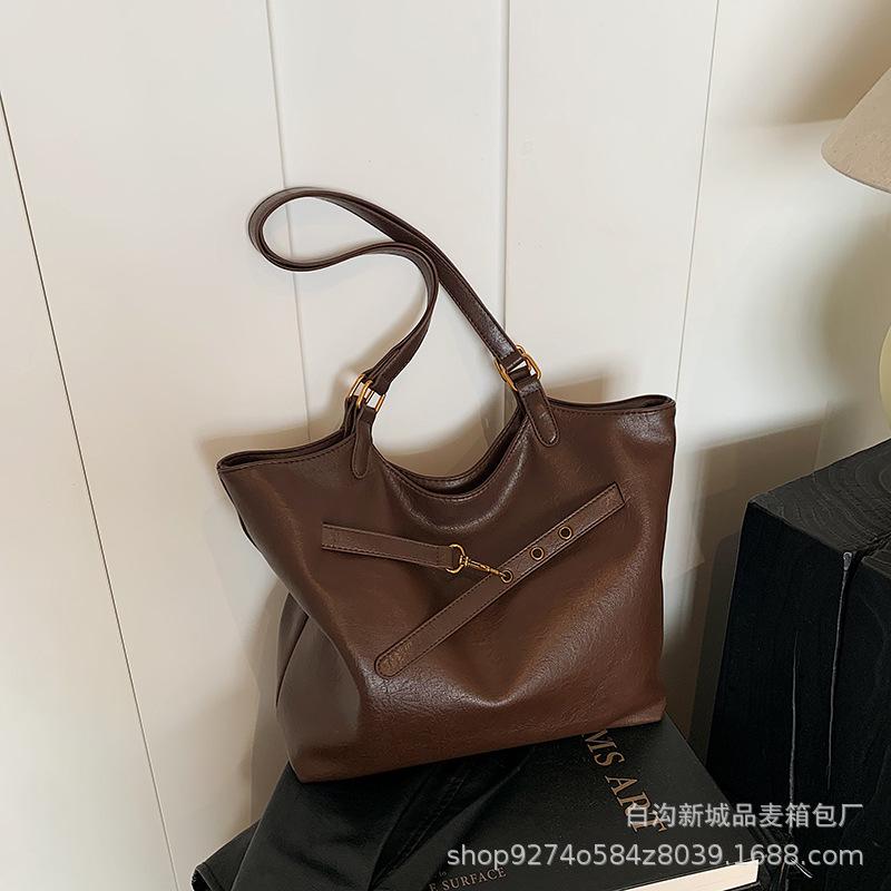 

Autumn and winter fashion versatile big bag women s 2025 new trendy and popular underarm bag large-capacity commuter tote bag темно-коричневого