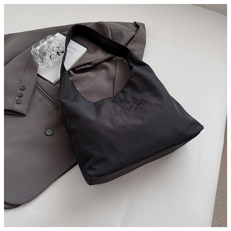 

2025 summer new large-capacity shoulder tote bag premium texture embroidered armpit bag commuter canvas bag чёрный