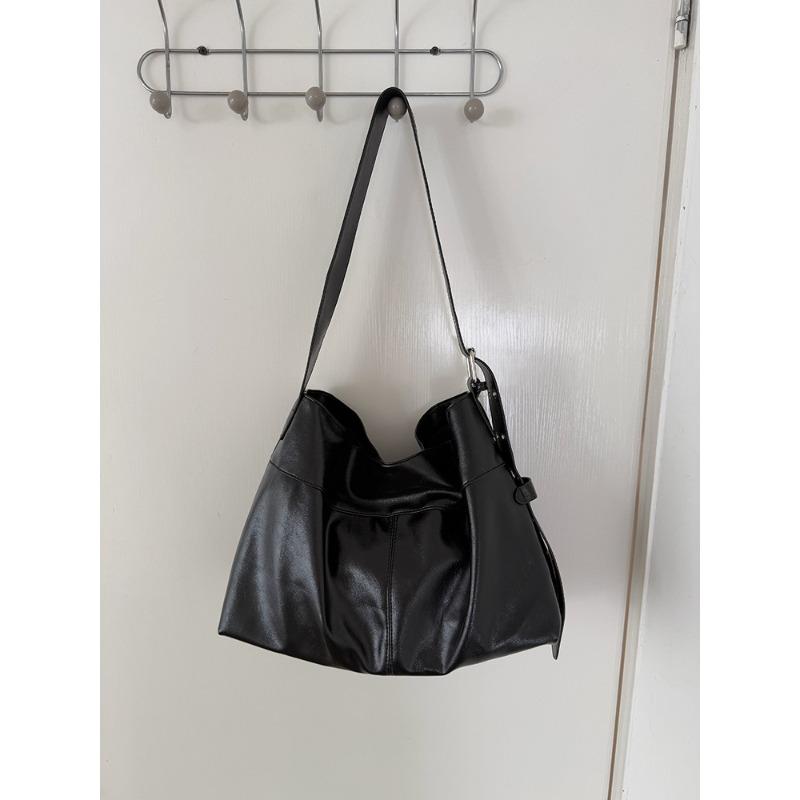 

Niche soft leather wide shoulder strap shoulder bag women s casual lazy wind large capacity black commuter messenger tote bag чорний