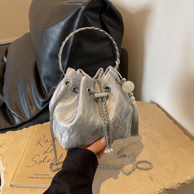 Modische Umhängetasche für Mädchen, multifunktional, mit Kette, Umhängetasche, Eimertasche, bequeme Handtasche, Quastendekoration, PU-Material