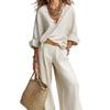 Completo da donna con scollo a V, maniche lunghe e pantaloni a gamba larga in beige