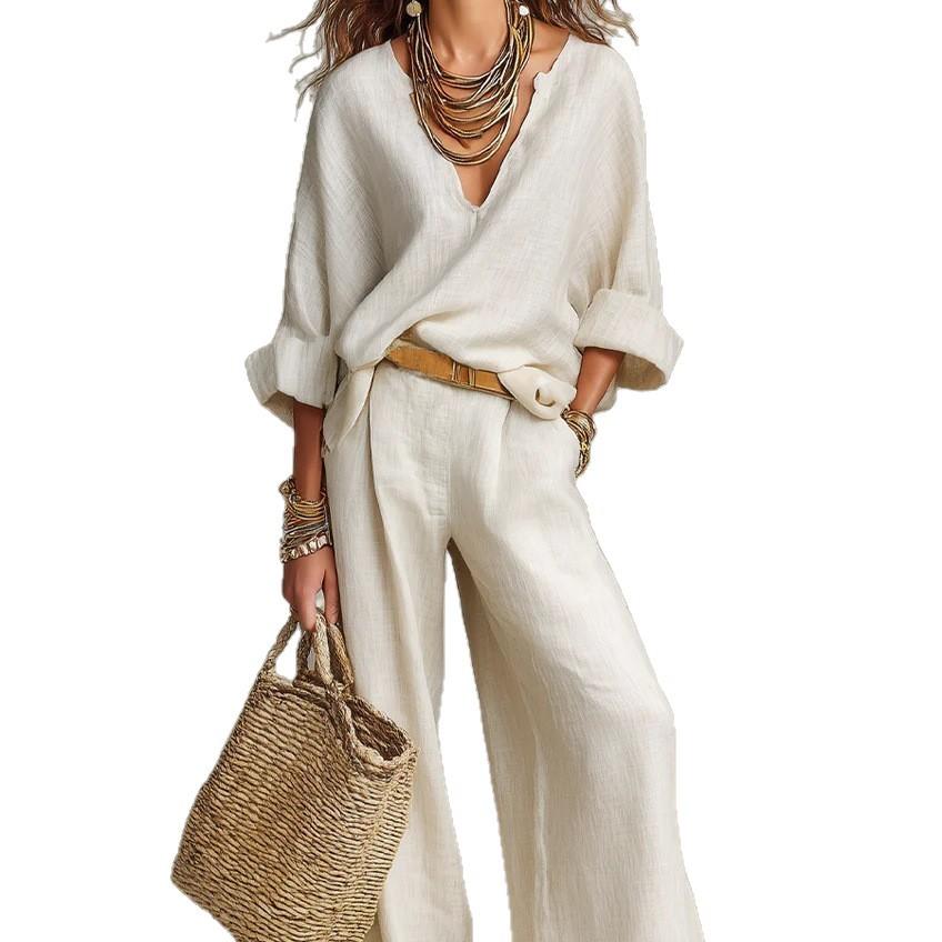 Completo da donna con scollo a V, maniche lunghe e pantaloni a gamba larga in beige