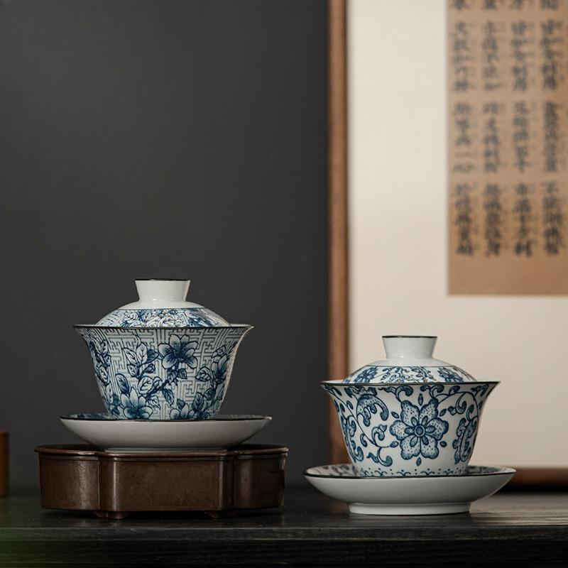Blue and white porcelain cover bowl, Chinese retro and elegant household ceramic Sancai cover bowl, large tea bowl, tea cup
