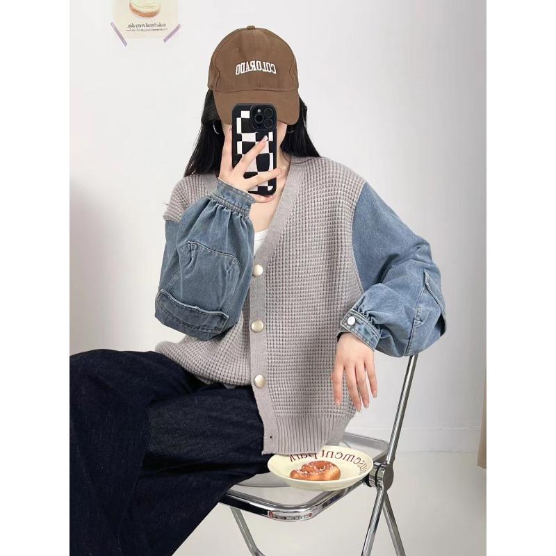 

Комбинированный джинсовый вязаный кардиган 2025 осень-зима новый корейская версия свободный повседневный универсальный свитер-жакет с V-образным вырезом женский one size fits all