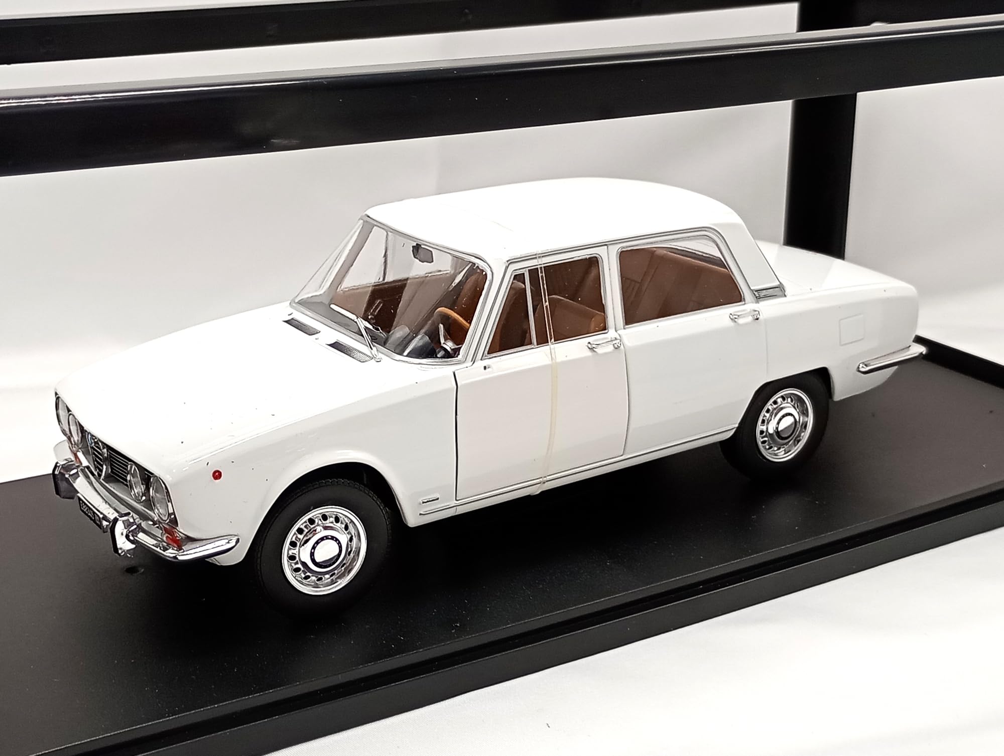 

Италия Эксклюзив MITICA Масштаб 1/18 Alfa Romeo 1750 Berlina Серия 2 1969 (белый) Ограничено 504 единицами белый