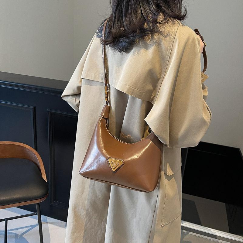 This Year, the Popular Small Bag Women's 2025 Autumn and Winter New Portable Pillow Bag Retro Glossy High-end Textured Messenger Bag