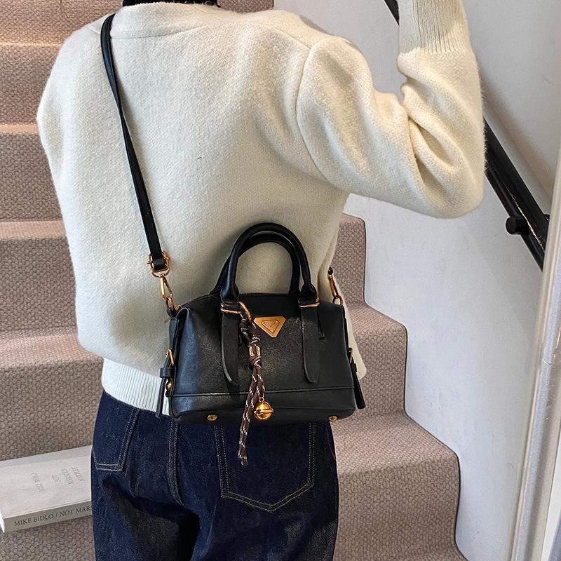 2025 New Autumn and Winter Boston Pillow Bag Fashion Versatile Messenger Handbag Trendy Women's Bag