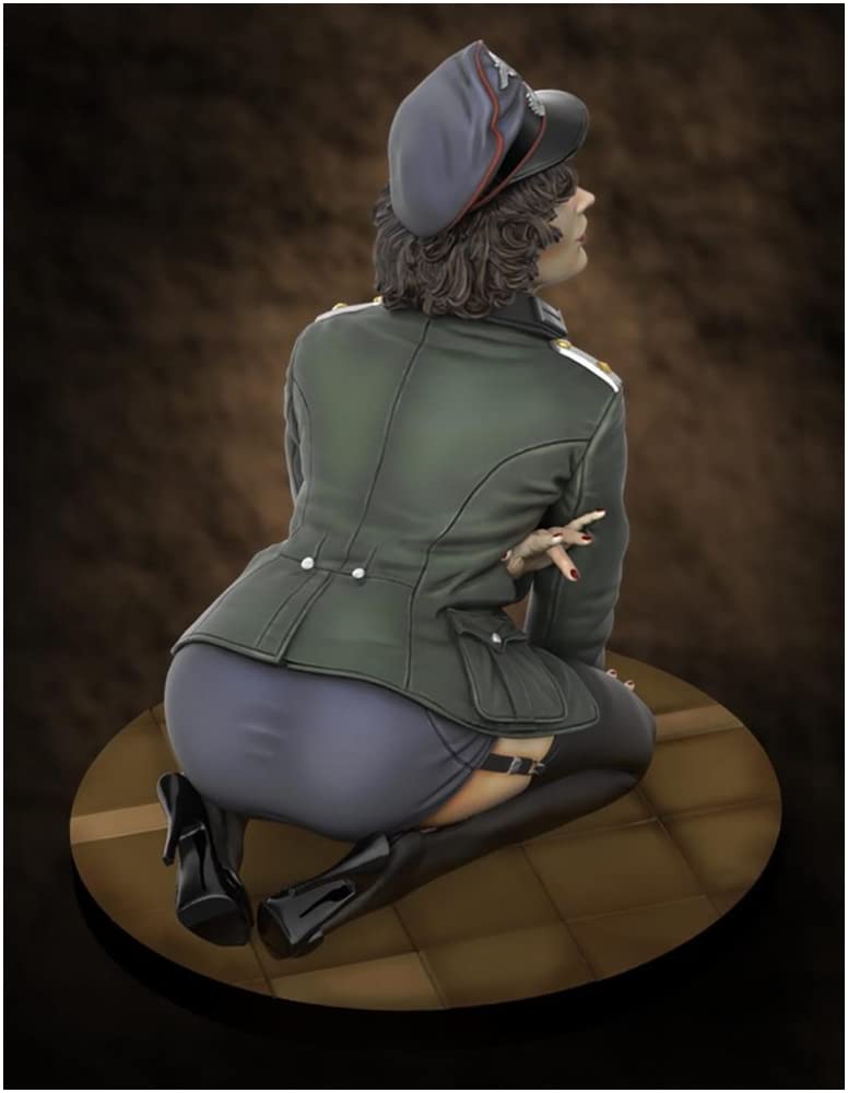 Royal Model 1/35 German Military Officer Pin-Up Girl Resin Kit RM842