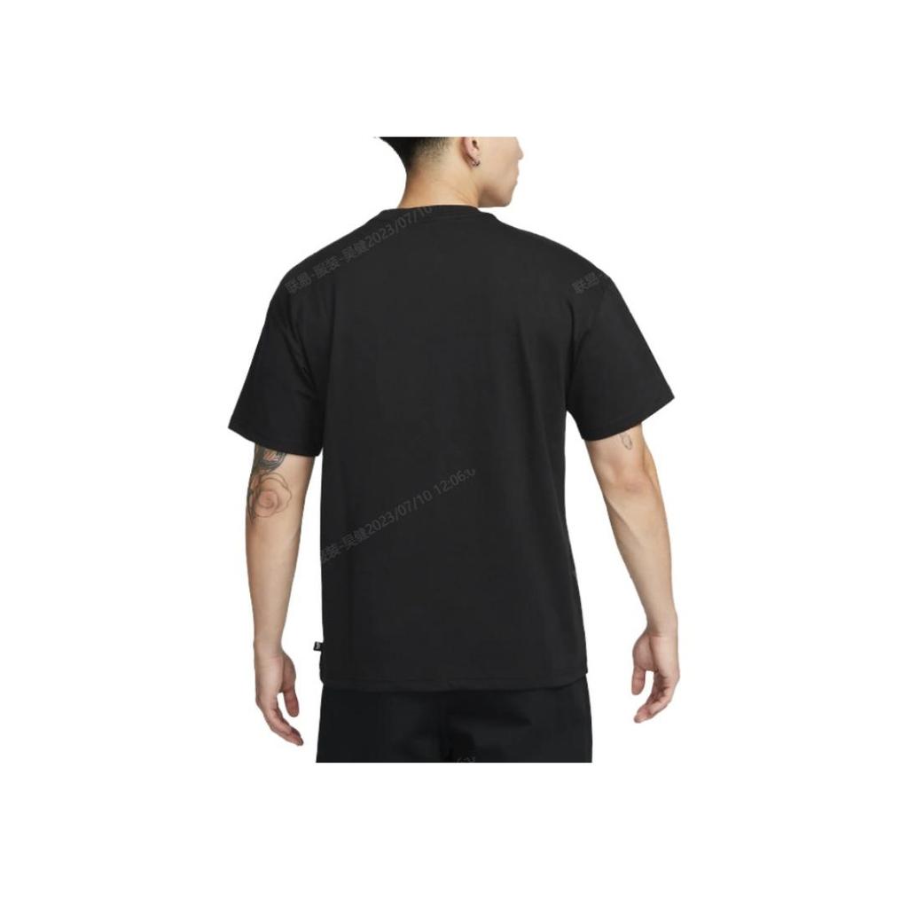 Nike T-shirt męski z krótkim rękawem, z okrągłym dekoltem, z nadrukiem kreskówkowym skateboardu, z obniżonymi ramionami, czarny FJ1138-010
