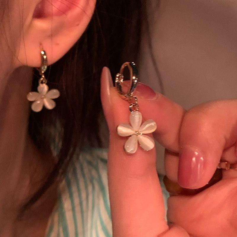 

Xiaozhong Super Sweet Tea Earrings Stylish Female Opal Small flower Golden Cat s Eye Stone Ear buckle