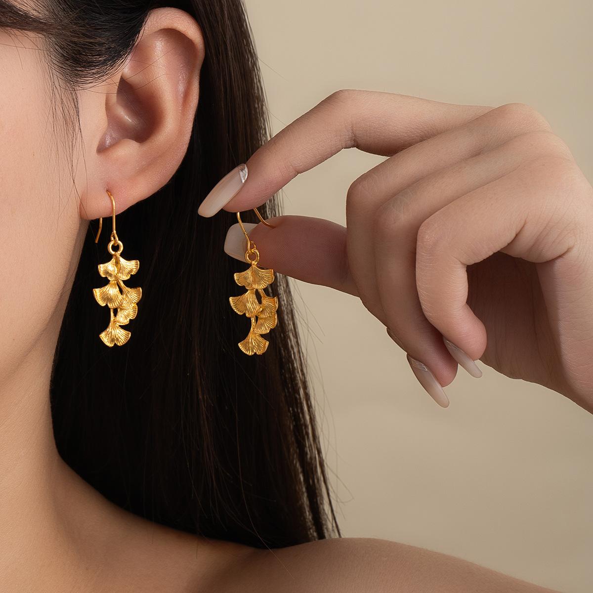 

Gold Ginkgo Biloba Ethnic Retro Stud Earrings Light Luxury High-End Earrings Niche Design Fringed Earrings