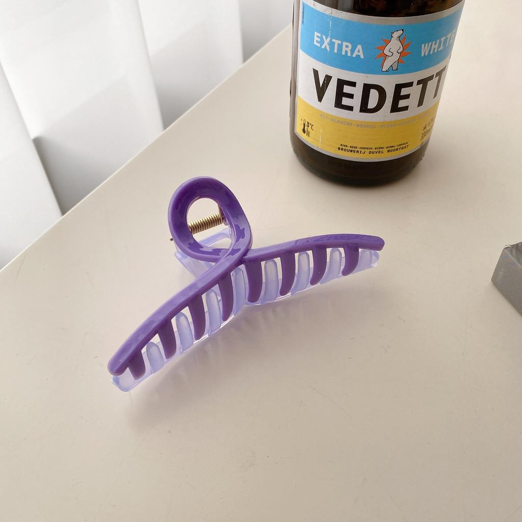 Beautifully Plastic Crafted Hair Claw Clips With Elegant Shapes And Vibrant Colors For Every Hairstyle Needs