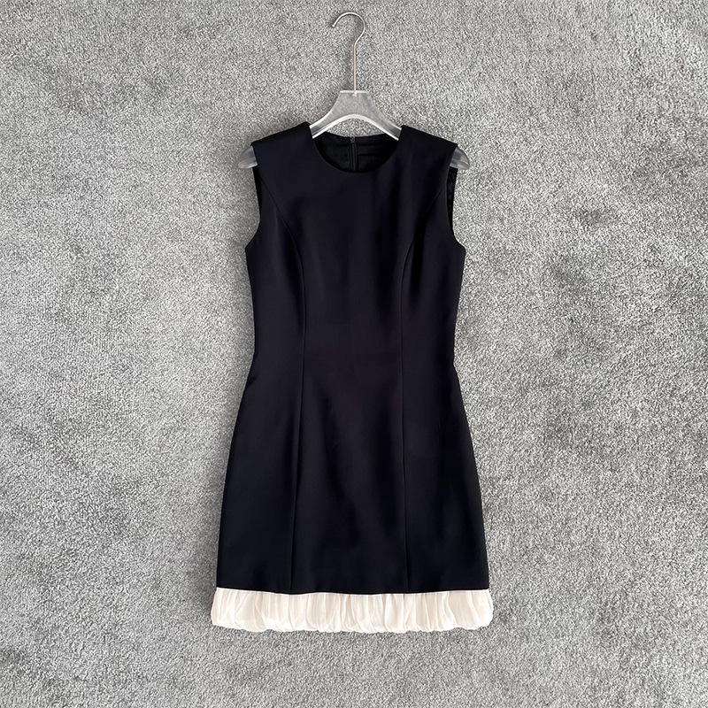 

Оформление: Платье «маленькое черное платье» Хепберн с U-образным вырезом и юбкой А-силуэта из мягкого тюля M