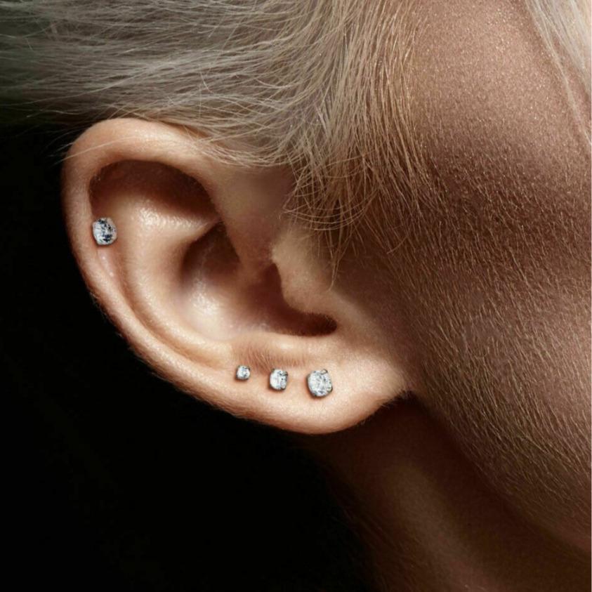 316L rozsdamentes acél, karmos foglalatú CZ labret fülbevaló