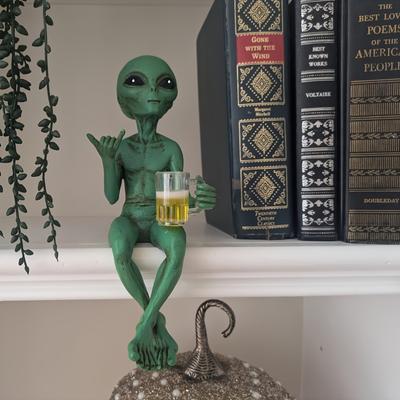 Alien Beer Drinking Statue - Fun & Humorous Outer Space Decor, Green Alien Figurine with Beer Mug, Perfect for Desk or Shelf Display, Alien Deco