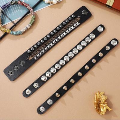 Europäisches & Amerikanisches Mehrschichtiges Breites Lederarmband mit Punk-Nieten & Nieten, Hip-Hop Perlen Schmuck für Herren.