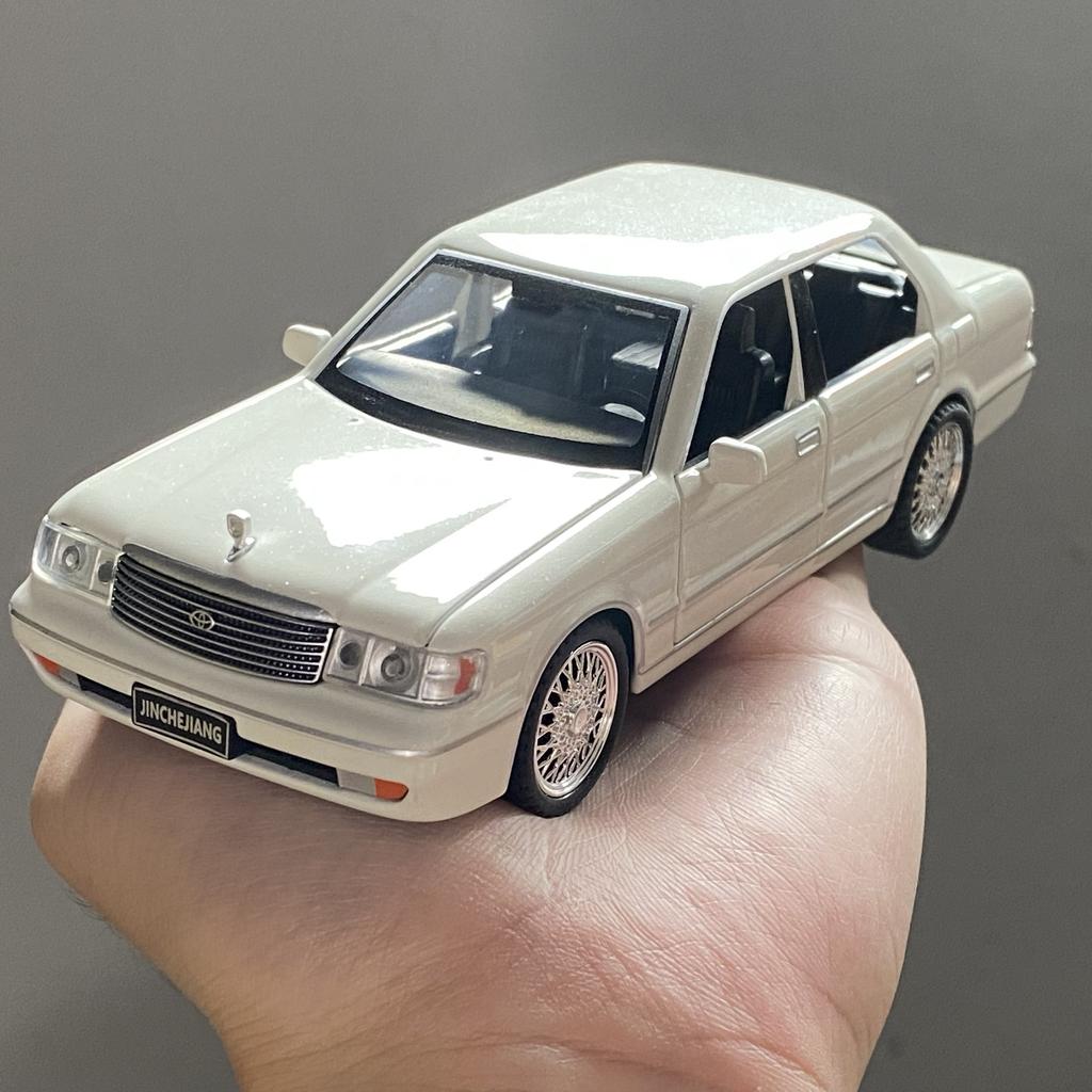 1:32 Toyota Crown Royal Classic Vehicle Alloy Car Model Diecast Metal Toy Car Model Sound And Light Kid Gift With Boyfriend Boys