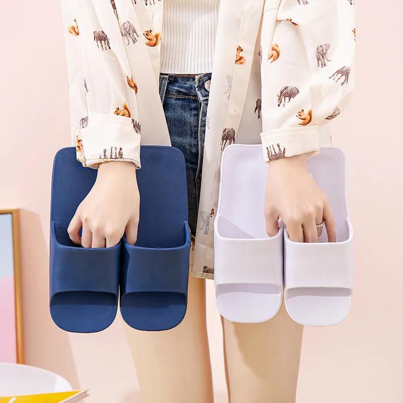 Modische durchlässige Hausschuhe, Badehaus-Hotelbad mit weichsohligen leichten Plastik-Herren- und Damen-Hausschuhen für beide Füße