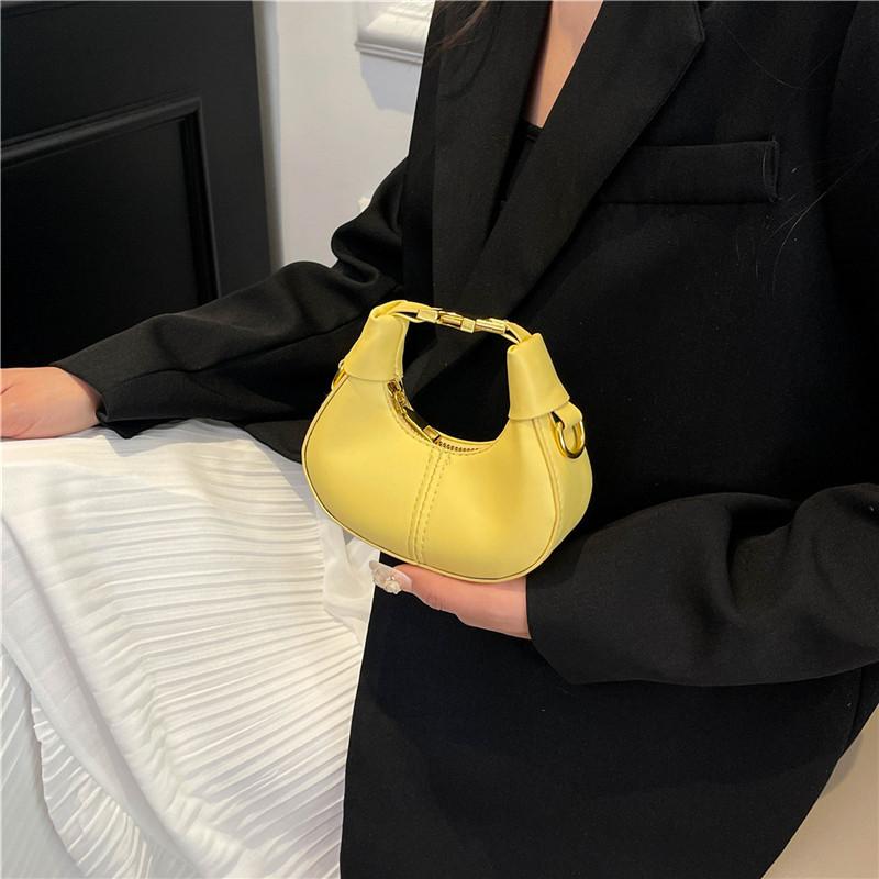 Street Style Pu Chain Moon Bag With Zipper Closure For Daily Use