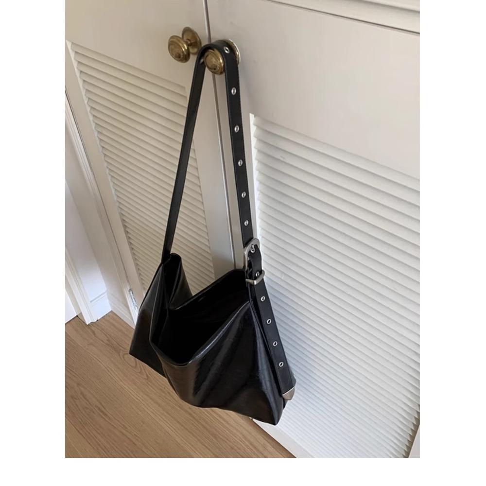 

Корейская версия мягкой кожаной сумки на плечо для поездок на работу, новая черная модная универсальная сумка-тоут большой вместимости, сумка-ведро через плечо для женщин