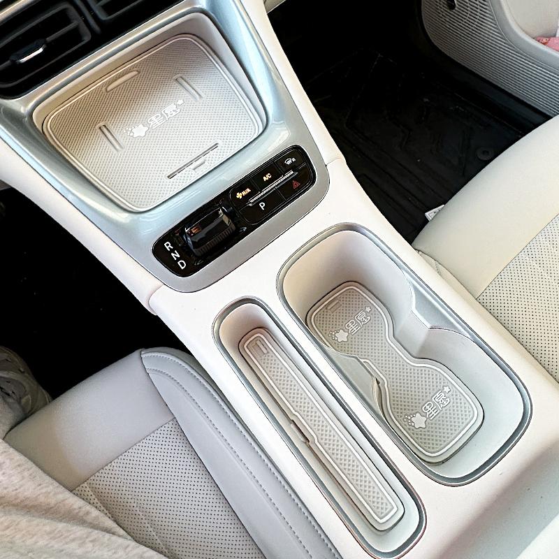 For Geely Xingyuan Center Console Wireless Charging Pad Silicone Water Cup Slot Pad Car Interior Decoration Supplies