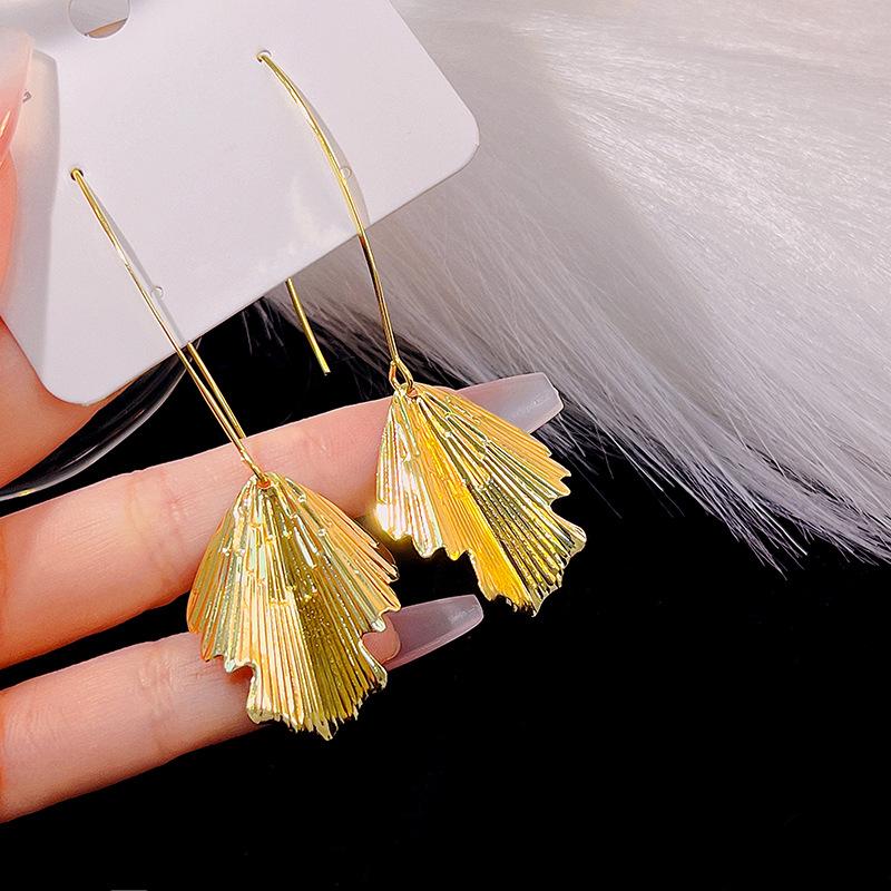 Winter Trend Texture Line Sense Ginkgo Biloba Stud Earrings Exaggerated Temperament Show Face Small Ears Hook Earrings Women