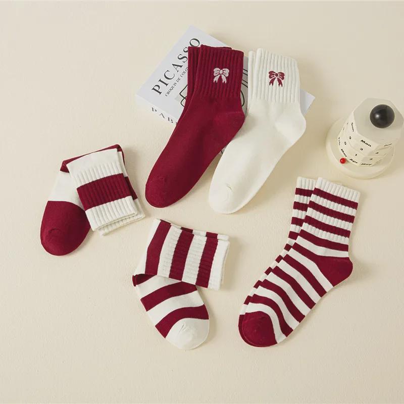 Chaussettes Ankola Tendance pour Femmes: Automne/Hiver Rouge Nœud Mi-Tube, Manchette Haute, Mode Rayée.