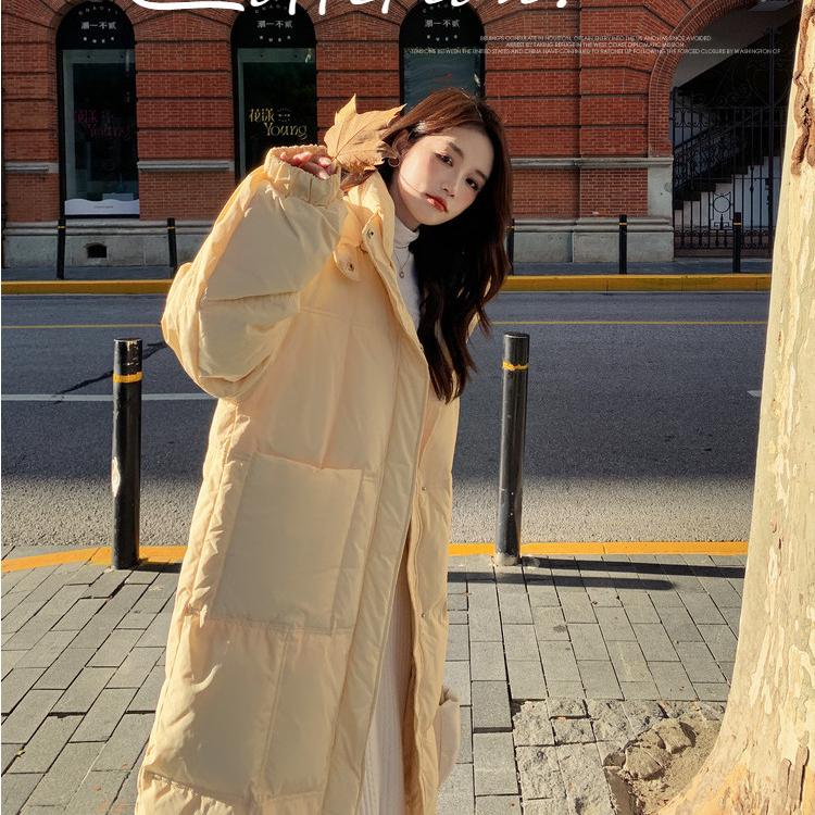 Cappotto imbottito in cotone caldo giallo alla moda per le donne in inverno
