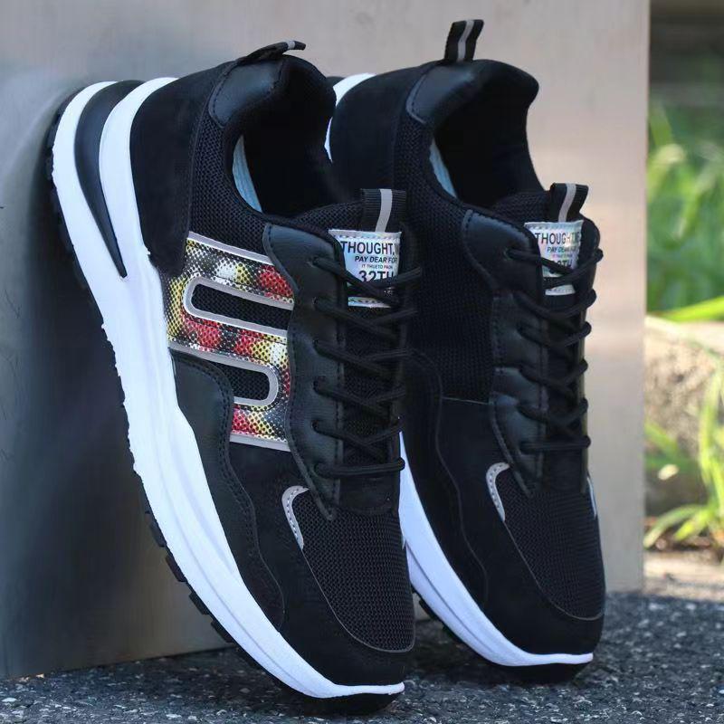 Atmungsaktive weiße Mesh-Sportschuhe mit dicken Sohlen