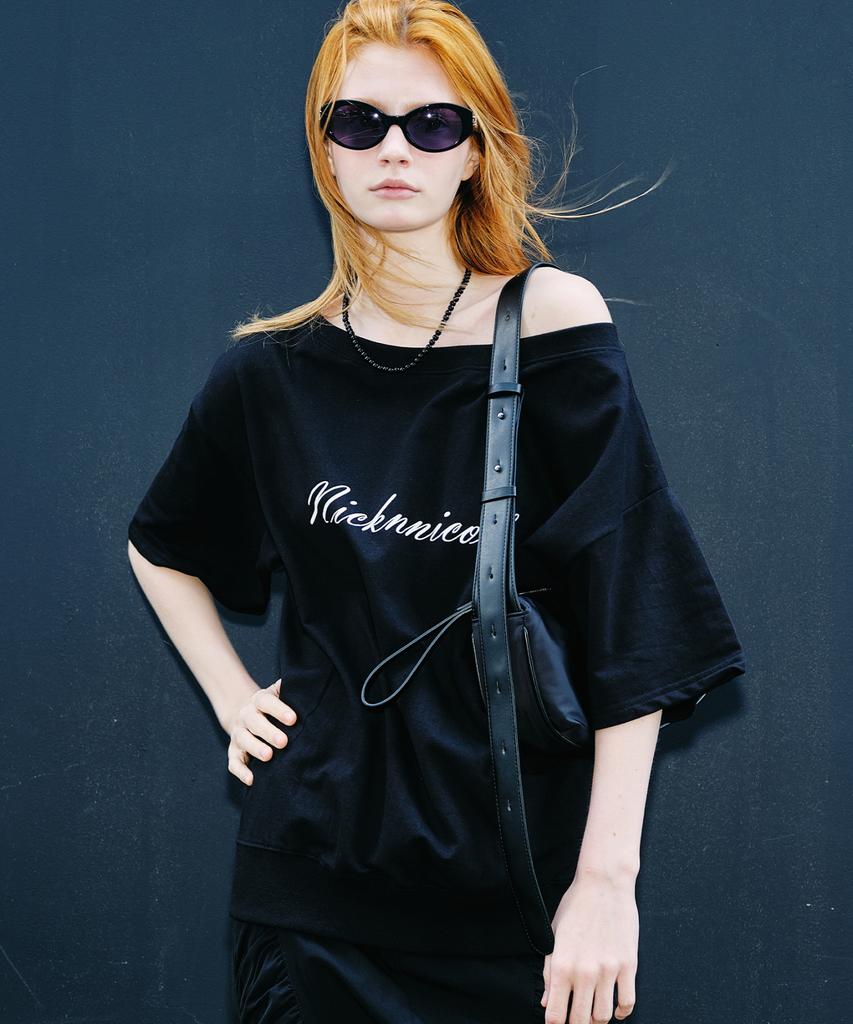 Nigaennikol Off Shoulder Lettering Sweat Top_Black
