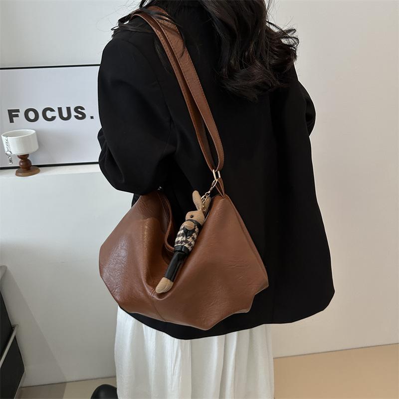 Soft leather large-capacity Korean version retro shoulder messenger bag 2025 early spring new versatile ins commuter tote bag tide