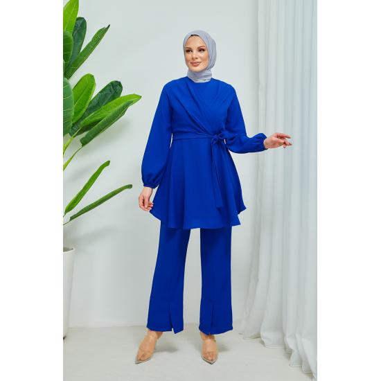 Costum pentru damă, cu guler dublu, cu brâu, din crep hijab